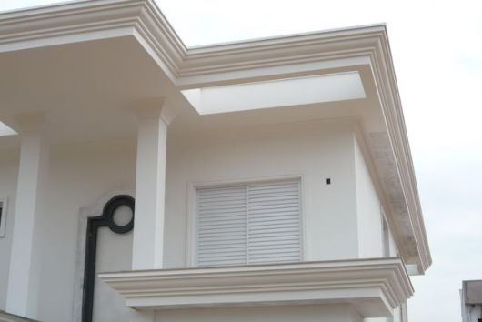 Detalhe de cornija e pilastra em fachada